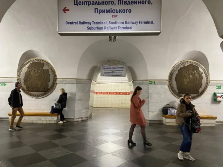 Метро Вокзальна який район Києва