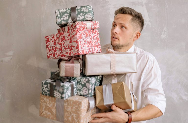 Чому чоловік не дарує подарунки: причини та рішення