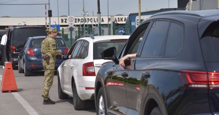 Чи може опікун виїхати за кордон під час війни: правила 2026