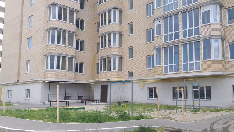 Кому належить земля під багатоквартирним будинком