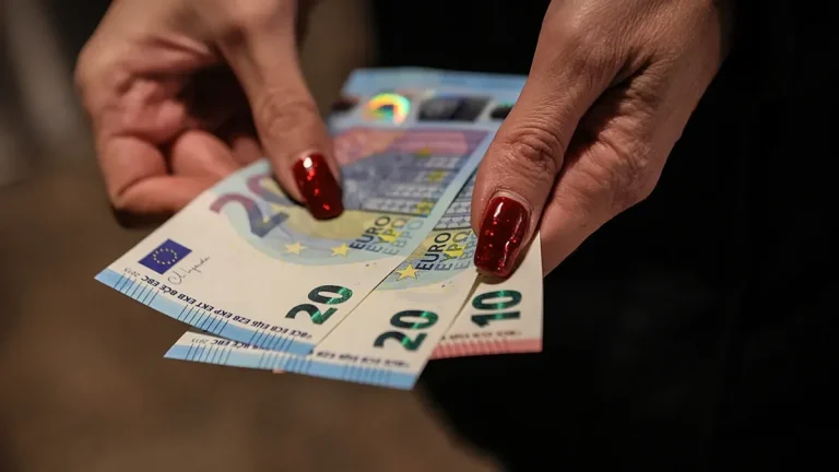 Мінімальна зарплата в Україні 2026: розмір, зміни та вплив