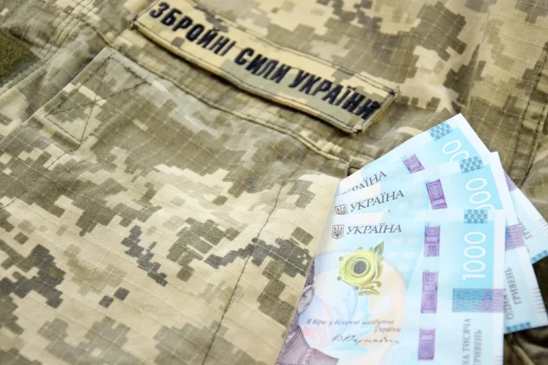 Чому військовим затримують зарплату: причини, наслідки та захист прав