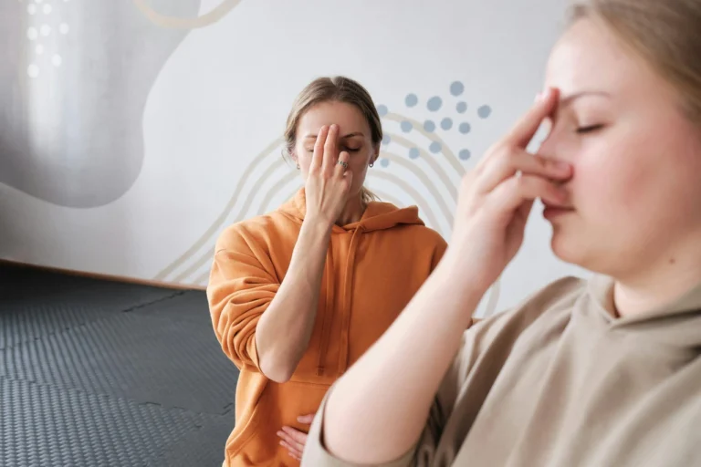 Як заспокоїтись під час повітряної тривоги: техніки, що допомагають зберегти контроль