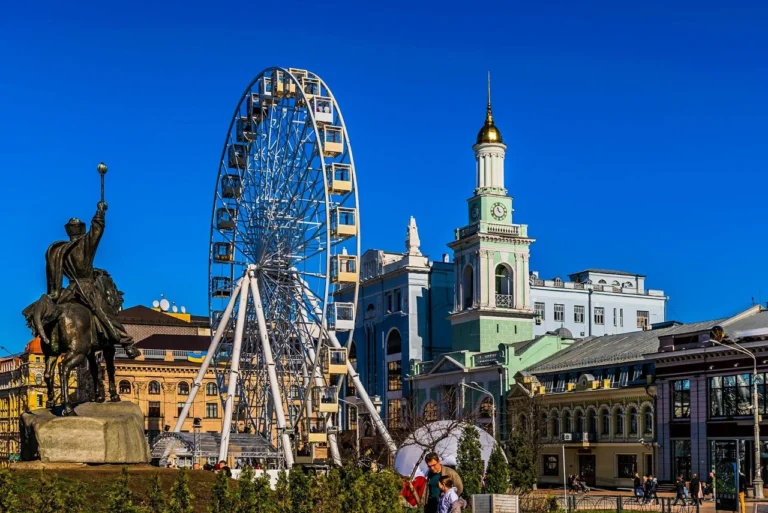 Колесо на Подолі: 43-метрова легенда, що піднесла історичний район і завершила свій шлях у 2026 році