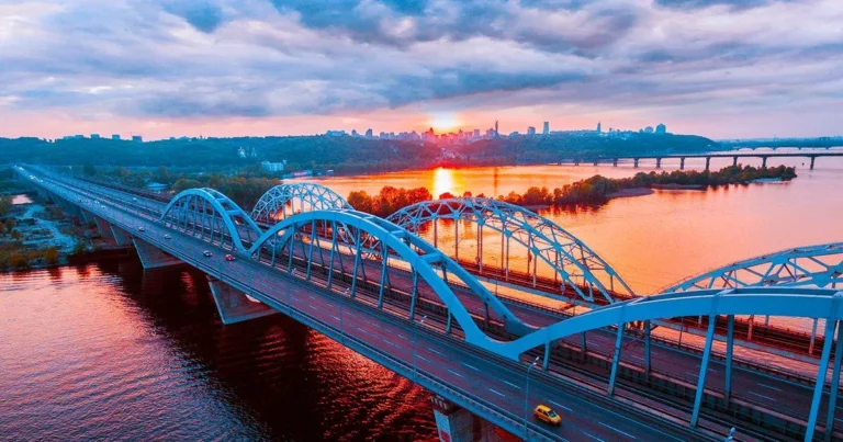 Мости Києва: вісім велетнів над Дніпром