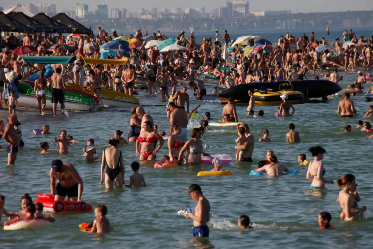 Температура води Одеса: сезонний гід по Чорному морю та лайфхаки для купання