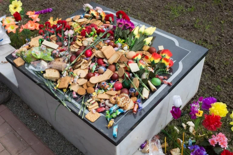 До чого сниться збирати цукерки на кладовищі: детальне тлумачення сну