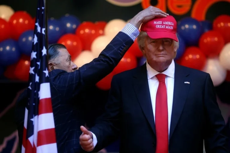 Дональд Трамп в красной кепке — аксессуар, ставший политической иконой