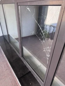 Вирва від російської ракети біля посольства Литви в Києві